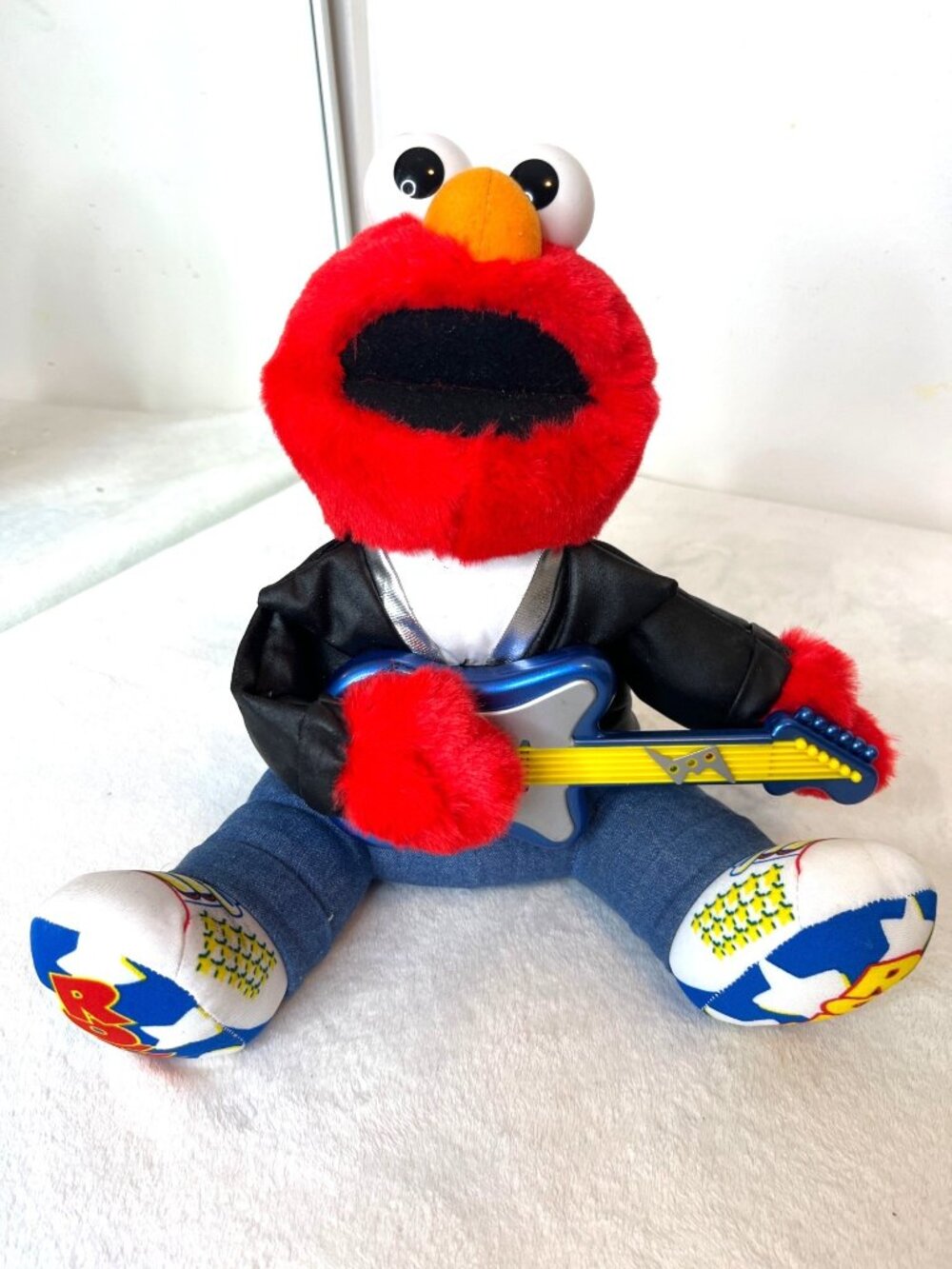 Vintage Rock N Roll Elmo Guitar Plays Music Sings Shakes 1997 Tested Works Tyco